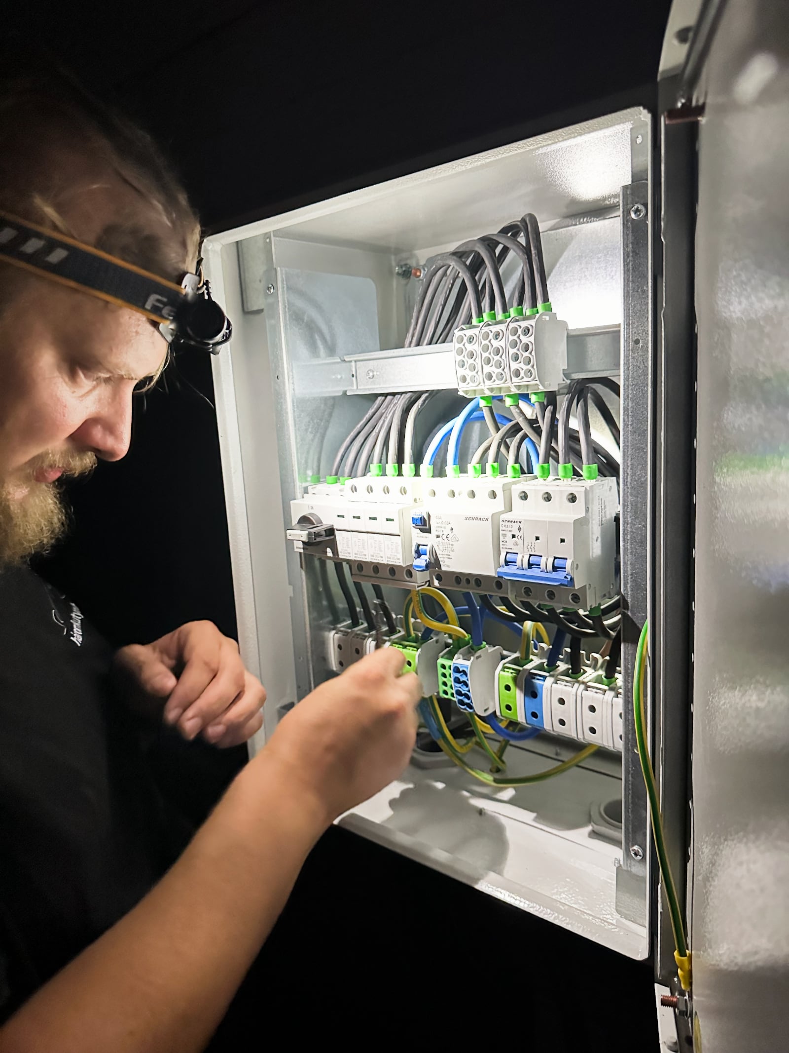 a hőszivattyú elosztószekrényének belseje heat-pump-cabinet