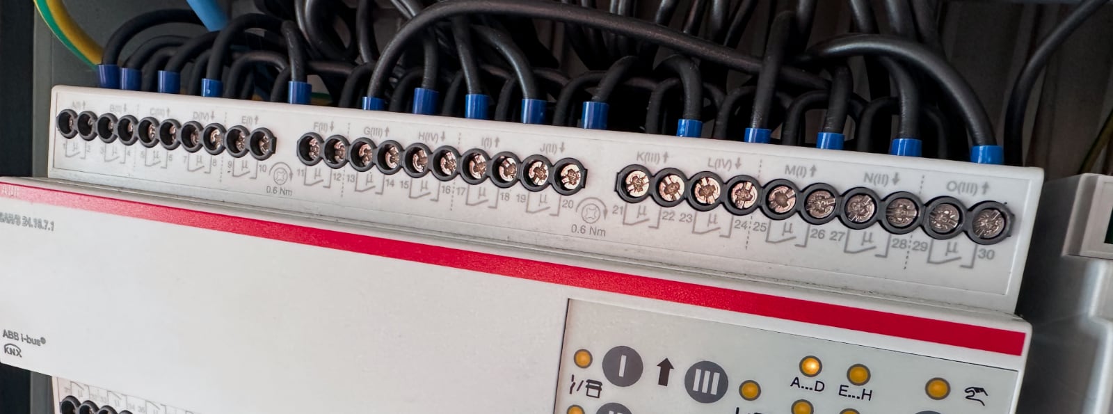 Vezetékhajlító segédeszköz KNX telepítőknek